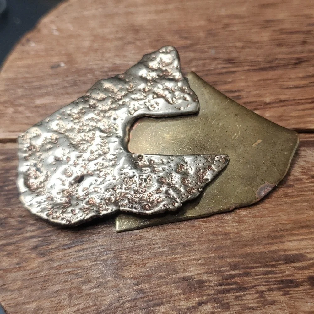 B505 abstract avante garde gold‎ rush gold tone brooch 1980s
